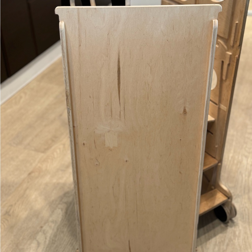 Leea Helper/Learning/Activity Tower - Picture 3 of 10